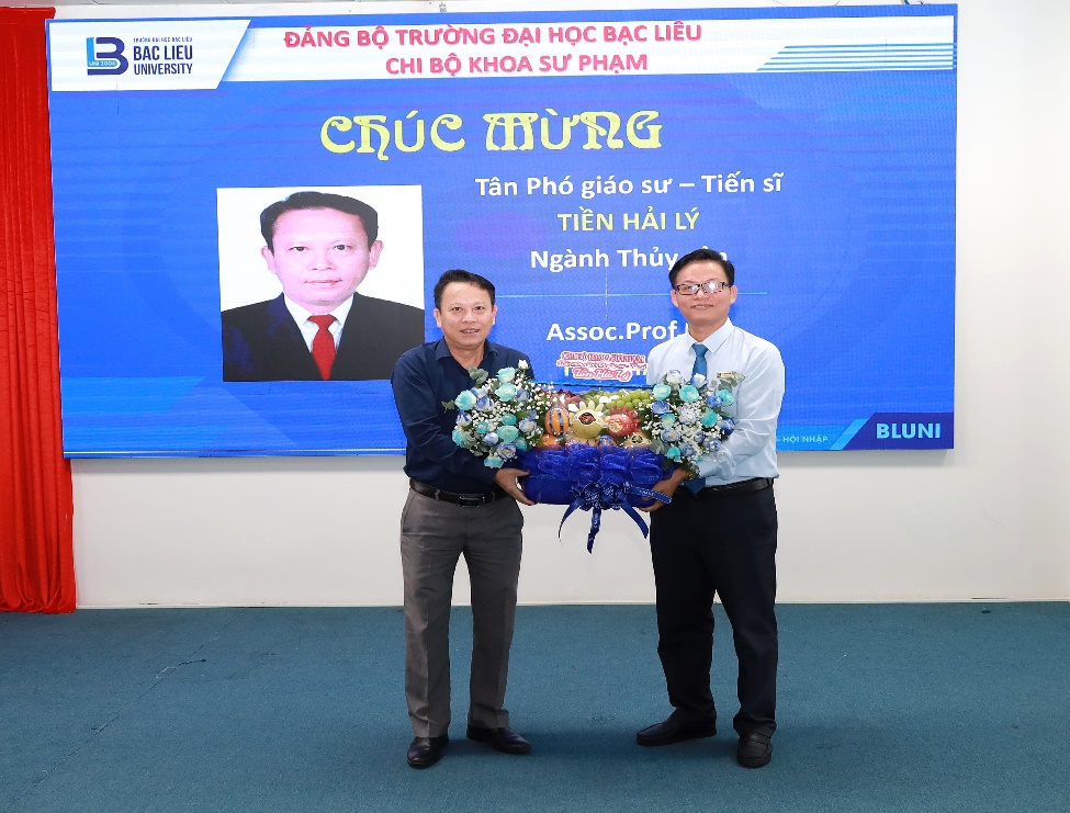 CHI BỘ KHOA SƯ PHẠM TỔ CHỨC HỌP ĐỊNH KÌ THÁNG 12